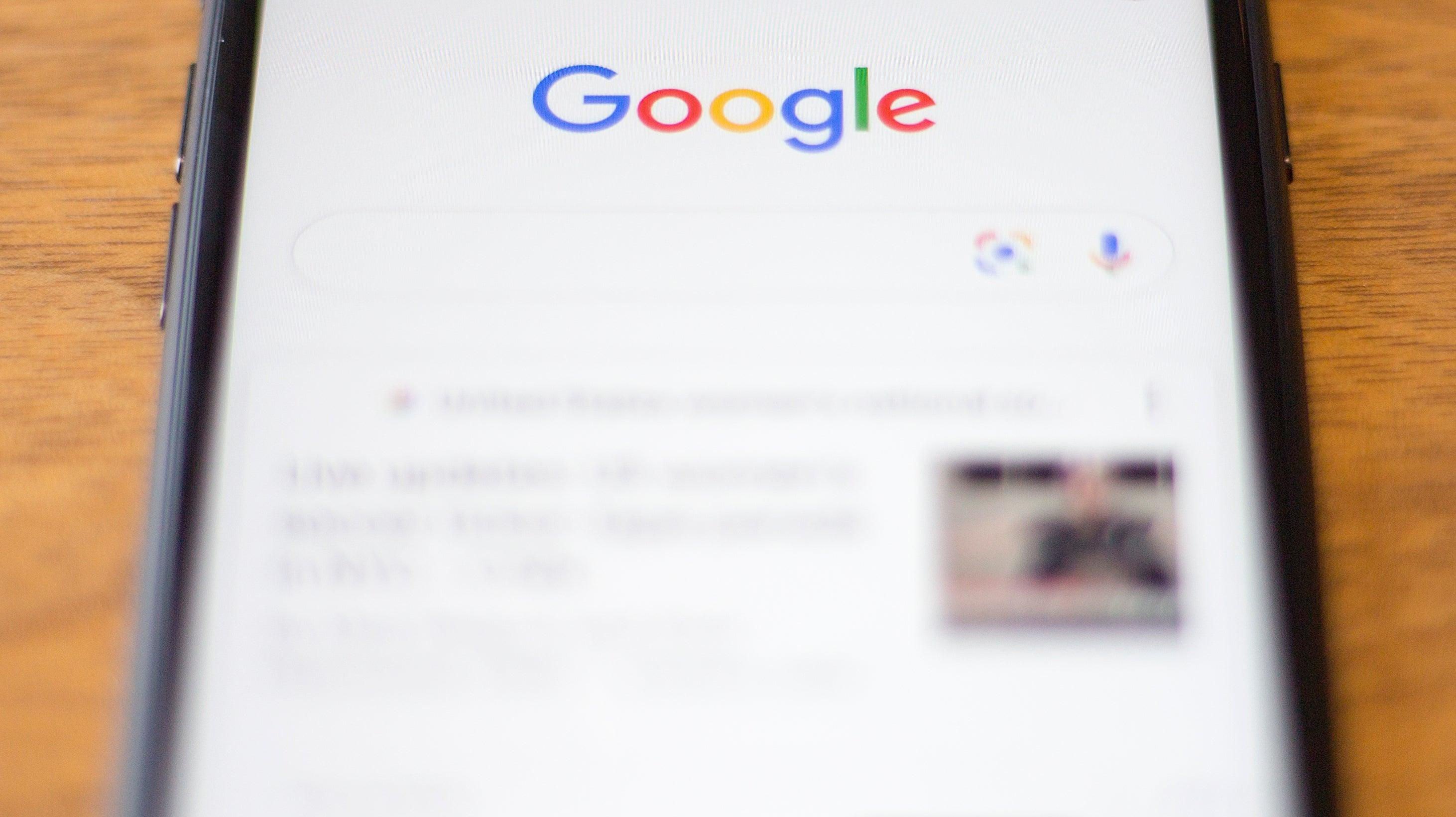 Illustration för artikeln med titeln Googles sökmotor varnar dig nu när den inte har ett tillförlitligt svar